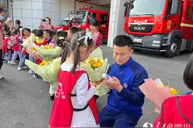 叠被子、做清洁 孩子们的劳动很快乐图片