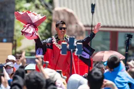 （体育）极限运动——张树鹏成功翼装飞行穿越天门洞图片