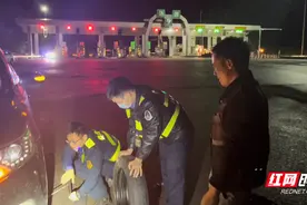 高速突然爆胎怎么办？收费班长秒变“修理员”图片