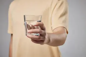 早上空腹喝水，比不吃早饭还伤身？专家：怎么喝，喝多少，都有讲究！图片