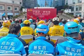 竞速绕桩、精准投递……岳阳快递外卖“小哥”展示“又快又稳”行业技能图片