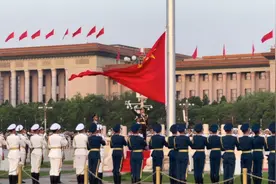 五一看天安门广场升旗！现场游客齐声高喊：“这就是国泰民安！”视频封面