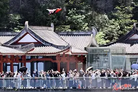 中国翼装飞人张树鹏成功穿越天门洞图片