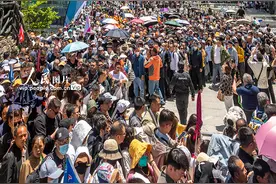 湖南张家界：中国翼装飞人张树鹏成功穿越天门洞图片