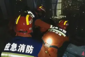 果然视频|深夜，济南俩男子被困52层楼外，消防员破窗施救图片