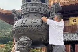 游客帮孩子爬上寺庙许愿鼎捞硬币，工作人员：将加强看管图片
