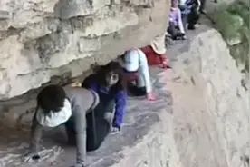 游客无保护措施“狗爬式”过悬崖？文旅部门：系户外俱乐部组织，攀爬位置属于未开发地带图片