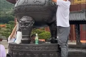 游客带娃攀爬许愿塔捞硬币还称“发了”，工作人员：已加强安保图片