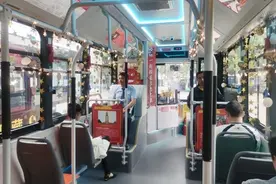 热衷“红色旅游线”，外地乘客坐着公交游武汉图片