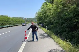 高速交警提前在成巴高速摆放防光锥形桶，事故车辆可自行提取向后方示警图片