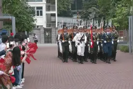 解放军驻香港部队组织“五一”升国旗仪式图片