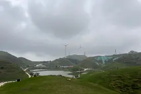 骑马、喂鹿、滑草…夏天来“南方呼伦贝尔”仰天湖大草原避暑图片