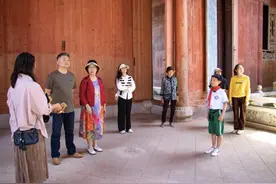 安徽青阳：古镇里的“小导游”图片