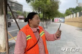 劳动之中有欢乐  她是马路上的“环卫百灵鸟”图片