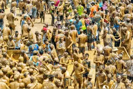 云南刚泼完水又来摸你黑图片