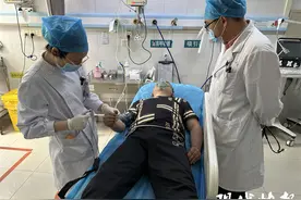 驾车男子高速上突然浑身发麻，执勤交警紧急送医图片