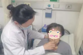 医生喂药才肯吃，这个团队治病疗心，把老人当孩子哄着图片