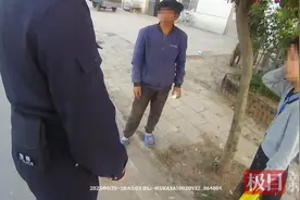 两女孩假期游玩错过班车，民警暖心送回图片