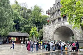 持续升温！“五一”假期不少游客经友谊关口岸赴越南旅游图片