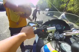 狂吼11次“让一下”！交警咆哮开道嘶吼到吐图片