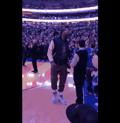 好久不见🧐！卡梅隆-安东尼现场观看尼克斯热火G2图片