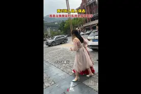 两对新人路上偶遇，准备交换捧花时发现是高中同学图片