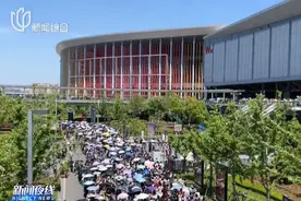 大排长龙，人气爆棚！沪上超15万人涌向这里，百米赛跑往里冲：绝不能错过图片