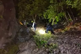 一家三口出游被困悬崖边，母女吓得发软！网友：这幸亏是整整齐齐获救了……图片