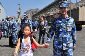也门撤侨温暖后续：再次牵手，小女孩已经比海军姐姐高了！她的梦想是→图片