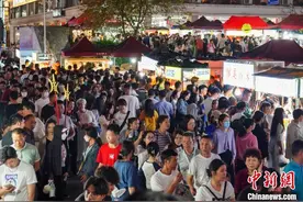 广西柳州夜市灯火璀璨 万千美食“俘获”游人胃图片