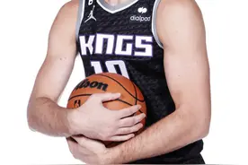 27岁生日快乐！NBA官方晒图为多曼塔斯-萨博尼斯庆生图片