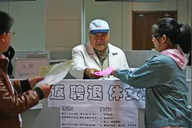 门卫大爷要求节假日3倍工资，为何法院不支持？| 新京报快评图片