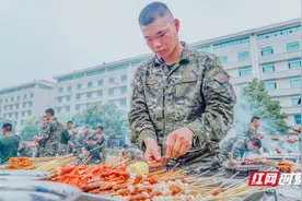 武警湖南总队某部：官兵假期去不了淄博 但是烧烤可以管够图片