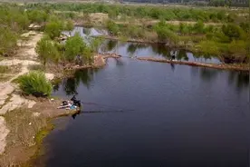 青岛大沽河湿地春季也水流潺潺，垂钓人悠闲自在图片