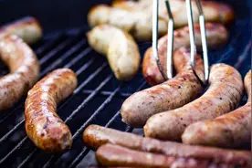 五一假期，别人去旅游，我摆摊卖烤肠图片