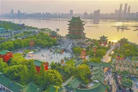 游人争赏落霞美图片