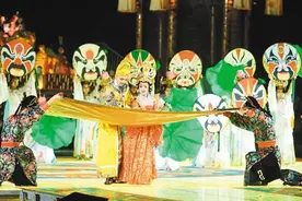 各色演艺连轴上演 原创沉浸式演出受热捧 “演艺之都” 炫彩绽放图片