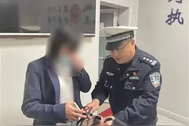 与警察的第一次接触，让她度过了一个难忘的“五一”图片