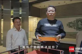 山东烟台招远文旅局回应“大爷单手拿起25公斤金砖”：不作数，需垂直拿起25秒图片