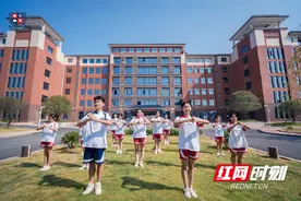 高中历史名师工作室首席名师王受吉应邀到永州日升双语学校作励志演讲图片