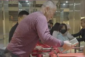 大爷徒手抓起金砖挑战成功？招远文旅局工作人员：近期将有说明图片