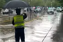 男子回应交警雨天路边帮其拦车：觉得交警的背影特别帅图片