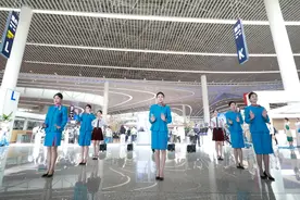 果然视频｜青岛航院准空姐机场玩“快闪”，制服走秀一展青春风采图片