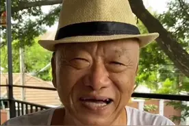 78岁台湾艺人凌峰重现招牌光头公开露面，准备出书，中风康复后隐居泰国图片