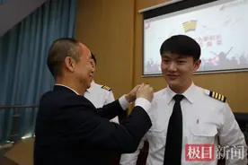 “五四”青年节，南航5名新机长受聘图片