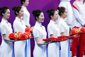 泳池边的志愿者：用微笑和服务展现青春风采图片