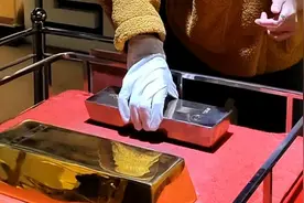 果然视频|招远单手抓金砖：大爷拿的是12.5公斤“小金砖”图片