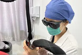 用网购祛痣膏点痣，23岁男孩脸被腐蚀“毁容”图片