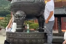 家长捞许愿鼎硬币给孩子，网友直呼离谱图片