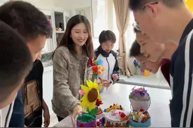 大孩子给小孩子上课！这些“00后”走上三尺讲台图片